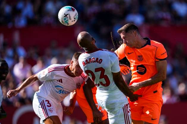 October 5, 2025, Sevilla, Sevilla, SPAIN: Robert Lewandowski of FC Barcelona, Barca in action during the Spanish league, LaLiga EA Sports, football match played between Sevilla FC and FC Barcelona at Ramon Sanchez-Pizjuan stadium on October 5, 2025, in Sevilla, Spain. Sevilla SPAIN - ZUMAa181 20251005_zaa_a181_109 Copyright: xJoaquinxCorcherox