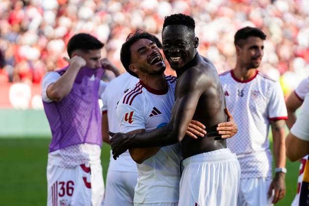 October 5, 2025, Sevilla, Sevilla, SPAIN: Gabriel Suazo of Sevilla FC and Akor Adams of Sevilla FC gestures during the Spanish league, LaLiga EA Sports, football match played between Sevilla FC and FC Barcelona, Barca at Ramon Sanchez-Pizjuan stadium on October 5, 2025, in Sevilla, Spain. Sevilla SPAIN - ZUMAa181 20251005_zaa_a181_137 Copyright: xJoaquinxCorcherox