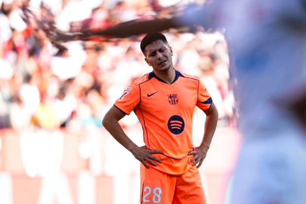 October 5, 2025, Sevilla, Sevilla, SPAIN: Roony Bardghji of FC Barcelona, Barca laments during the Spanish league, LaLiga EA Sports, football match played between Sevilla FC and FC Barcelona at Ramon Sanchez-Pizjuan stadium on October 5, 2025, in Sevilla, Spain. Sevilla SPAIN - ZUMAa181 20251005_zaa_a181_196 Copyright: xJoaquinxCorcherox
