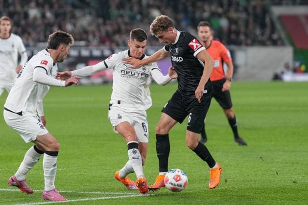 Yannik Engelhardt Borussia Mönchengladbach, 06 in duel with Patrick Osterhage SC Freiburg, 06 , Germany, Soccer, 1 Bundesliga, Matchday 6, 2025 2026, Borussia Mönchengladbach vs SC Freiburg, 05 10 2025, BORUSSIA PARK, Mönchengladbach, Germany DFL REGULATIONS PROHIBIT ANY USE OF PHOTOGRAPHS AS IMAGE SEQUENCES AND OR QUASI VIDEO Mönchengladbach BORUSSIA PARK Nordrhein Westfalen Germany Copyright: xArnexAmbergx
