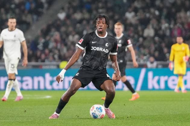 Johan Manzambi SC Freiburg, 44 on the ball , Germany, Football, 1 Bundesliga, Matchday 6, 2025 2026, Borussia Mönchengladbach vs SC Freiburg, 05 10 2025, BORUSSIA PARK, Mönchengladbach, Germany DFL REGULATIONS PROHIBIT ANY USE OF PHOTOGRAPHS AS IMAGE SEQUENCES AND OR QUASI VIDEO Mönchengladbach BORUSSIA PARK North Rhine-Westphalia Germany Copyright: xArnexAmbergx