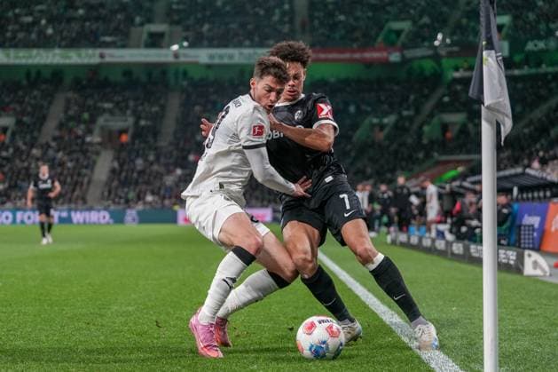 Joe Scally Borussia Mönchengladbach, 29 in duel with Derry Scherhant SC Freiburg, 07 , Germany, Soccer, 1 Bundesliga, Matchday 6, 2025 2026, Borussia Mönchengladbach vs SC Freiburg, 05 10 2025, BORUSSIA PARK, Mönchengladbach, Germany DFL REGULATIONS PROHIBIT ANY USE OF PHOTOGRAPHS AS IMAGE SEQUENCES AND OR QUASI VIDEO Mönchengladbach BORUSSIA PARK North Rhine-Westphalia Germany Copyright: xArnexAmbergx