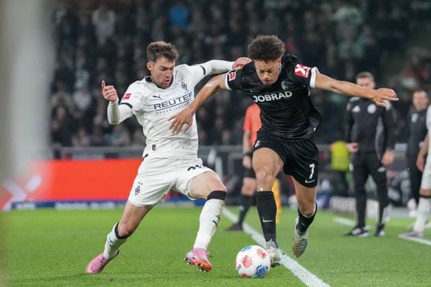 Joe Scally Borussia Mönchengladbach, 29 in duel with Derry Scherhant SC Freiburg, 07 , Germany, Soccer, 1 Bundesliga, Matchday 6, 2025 2026, Borussia Mönchengladbach vs SC Freiburg, 05 10 2025, BORUSSIA PARK, Mönchengladbach, Germany DFL REGULATIONS PROHIBIT ANY USE OF PHOTOGRAPHS AS IMAGE SEQUENCES AND OR QUASI VIDEO Mönchengladbach BORUSSIA PARK North Rhine-Westphalia Germany Copyright: xArnexAmbergx