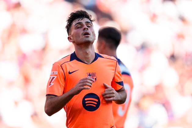 October 5, 2025, Sevilla, Sevilla, SPAIN: Pedri of FC Barcelona, Barca laments during the Spanish league, LaLiga EA Sports, football match played between Sevilla FC and FC Barcelona at Ramon Sanchez-Pizjuan stadium on October 5, 2025, in Sevilla, Spain. Sevilla SPAIN - ZUMAa181 20251005_zaa_a181_232 Copyright: xJoaquinxCorcherox