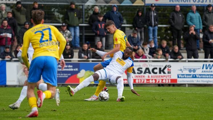 Soccer, Men, Season 2025 2026, Regionalliga Nordost, Matchday 11, FSV 63 Luckenwalde vs FC Carl Zeiss Jena, Saturday 05 10 2025, Werner Seelenbinder Stadion Luckenwalde, In the picture Manasse Eshele white, Jena and Quentin Seidel yellow, Luckenwalde Brandenburg Germany