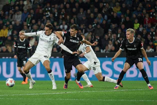 Florian Neuhaus (Borussia Mönchengladbach) und Maximilian Eggestein (SC Freiburg) im Zweikampf waehrend des spiels der Bundesliga zwischen Borussia Mönchengladbach und Club Freiburg, Stadion im Borussia-Park am 05. October 2025 in Mönchengladbach, Deutschland. (Foto von Oliver Kaelke DeFodi Images) +++ Florian Neuhaus (Borussia Mönchengladbach) und Maximilian Eggestein (SC Freiburg) battle for the ball during the Bundesliga match between Borussia Mönchengladbach and Sport-Club Freiburg at Stadion im Borussia-Park on October 5, 2025 in Mönchengladbach, Germany. (Photo by Oliver Kaelke DeFodi Images) DFL regulations prohibit any use of photographs as image sequences and or quasi-video. (Photo by Oliver Kaelke DeFodi Images) Florian Neuhaus Borussia Mönchengladbach and Maximilian Eggestein SC Freiburg in a duel during the Bundesliga match between Borussia Mönchengladbach and Sport Club Freiburg, Stadion im Borussia Park on October 05, 2025 in Mönchengladbach, Germany, Germany Photo by Oliver Kaelke DeFodi Images Florian Neuhaus Borussia Mönchengladbach and Maximilian Eggestein SC Freiburg battle for the ball during the Bundesliga match between Borussia Mönchengladbach and Sport Club Freiburg at Stadion im Borussia Park on October 5, 2025 in Mönchengladbach, Germany Photo by Oliver Kaelke DeFodi Images DFL regulations prohibit any use of photographs as image sequences and or quasi video Photo by Oliver Kaelke DeFodi Images