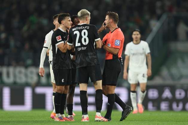 Maximilian Eggestein (SC Freiburg), Matthias Ginter (SC Freiburg), Johan Manzambi (SC Freiburg) und Schiedsrichter Daniel Schlager diskutieren, Diskussion waehrend des spiels der Bundesliga zwischen Borussia Mönchengladbach und Club Freiburg, Stadion im Borussia-Park am 05. October 2025 in Mönchengladbach, Deutschland. (Foto von Oliver Kaelke DeFodi Images) +++ Maximilian Eggestein (SC Freiburg), Matthias Ginter (SC Freiburg), Johan Manzambi (SC Freiburg) und Schiedsrichter Daniel Schlager discusses, discussion during the Bundesliga match between Borussia Mönchengladbach and Sport-Club Freiburg at Stadion im Borussia-Park on October 5, 2025 in Mönchengladbach, Germany. (Photo by Oliver Kaelke DeFodi Images) DFL regulations prohibit any use of photographs as image sequences and or quasi-video. (Photo by Oliver Kaelke DeFodi Images) Maximilian Eggestein SC Freiburg , Matthias Ginter SC Freiburg , Johan Manzambi SC Freiburg and referee Daniel Schlager discusses, discussion during the Bundesliga match between Borussia Mönchengladbach and Sport Club Freiburg at Stadion im Borussia Park on October 05, 2025 in Mönchengladbach, Germany Photo by Oliver Kaelke DeFodi Images Maximilian Eggestein SC Freiburg , Matthias Ginter SC Freiburg , Johan Manzambi SC Freiburg and referee Daniel Schlager discusses, discussion during the Bundesliga match between Borussia Mönchengladbach and Sport Club Freiburg at Stadion im Borussia Park on October 5, 2025 in Mönchengladbach, Germany Photo by Oliver Kaelke DeFodi Images DFL regulations prohibit any use of photographs as image sequences and or quasi video Photo by Oliver Kaelke DeFodi Images