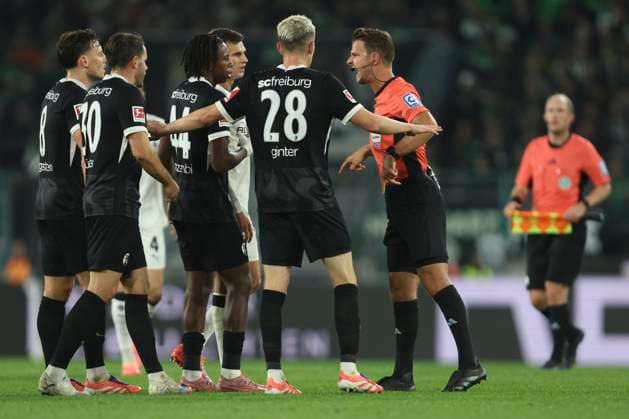 Maximilian Eggestein (SC Freiburg), Christian Guenter (SC Freiburg), Johan Manzambi (SC Freiburg), Matthias Ginter (SC Freiburg) und Schiedsrichter Daniel Schlager diskutieren, Diskussion waehrend des spiels der Bundesliga zwischen Borussia Mönchengladbach und Club Freiburg, Stadion im Borussia-Park am 05. October 2025 in Mönchengladbach, Deutschland. (Foto von Oliver Kaelke DeFodi Images) +++ Maximilian Eggestein (SC Freiburg), Christian Guenter (SC Freiburg), Johan Manzambi (SC Freiburg), Matthias Ginter (SC Freiburg) und Schiedsrichter Daniel Schlager discusses, discussion during the Bundesliga match between Borussia Mönchengladbach and Sport-Club Freiburg at Stadion im Borussia-Park on October 5, 2025 in Mönchengladbach, Germany. (Photo by Oliver Kaelke DeFodi Images) DFL regulations prohibit any use of photographs as image sequences and or quasi-video. (Photo by Oliver Kaelke DeFodi Images) Maximilian Eggestein SC Freiburg , Christian Guenter SC Freiburg , Johan Manzambi SC Freiburg , Matthias Ginter SC Freiburg and referee Daniel Schlager discusses, discussion during the Bundesliga match between Borussia Mönchengladbach and Sport Club Freiburg at Stadion im Borussia Park on October 05, 2025 in Mönchengladbach, Germany Photo by Oliver Kaelke DeFodi Images Maximilian Eggestein SC Freiburg , Christian Guenter SC Freiburg , Johan Manzambi SC Freiburg , Matthias Ginter SC Freiburg and referee Daniel Schlager discusses, discussion during the Bundesliga match between Borussia Mönchengladbach and Sport Club Freiburg at Stadion im Borussia Park on October 5, 2025 in Mönchengladbach, Germany Photo by Oliver Kaelke DeFodi Images DFL regulations prohibit any use of photographs as image sequences and or quasi video Photo by Oliver Kaelke DeFodi Images