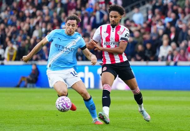 Nico Gonzalez of Manchester City battles with Kevin Schade of Brentford Brentford v Manchester City, Premier League, Football, Gtech Community Stadium, London, UK - 05 Oct 2025London Gtech Community Stadium United Kingdom EDITORIAL USE ONLY No use with unauthorised audio, video, data, fixture lists, club league logos or live services. Online in-match use limited to 120 images, no video emulation. No use in betting, games or single club league player publications. Copyright: xJavierxGarcia Shutterstockx 15515869hy