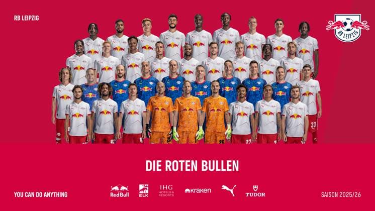 Attention Free of charge for editorial use Attention Free of charge for editorial use RB Leipzig 1 BL, portrait date 2025 2026, team photo, top row from left Yan Diomande, Benjamin Henrichs, Conrad Harder, Romulo Cardsoso, Ezechiel Banzuzi, El Chadaille Bitshiabu, Lukas Klostermann, Kosta Nedeljkovic, Johan Bakayoko; 2. Reihe, v.li.: Castello Lukeba, Nicolas Seiwald, Assan Ouedraogo, David Raum, Ridle Baku, Christoph Baumgartner, Xaver Schlager, Amadou Haidara, Kevin Kampl; 3. Reihe, v.li.: Viggo Gebel, Co-Trainer Tom Cichon, Co-Trainer Patrick Kohlmann, Atletiktrainer Ruwen Faller, Chef-Trainer Ole Werner, Co-Trainer Daniel Behlau, Torwarttrainer Frederik Gössling, Co-Trainer Patrick Eibenberger, Andrija Maksimovic; vorn; Max Finkgräfe, Joyeux Masanka Bungi, Willi Orban, Torwart Leopold Zingerle, Torwart Peter Gulacsi, Torwart Maarten Vandevoordt, Tidiam Gomis, Antonio Nusa, Timo Werner