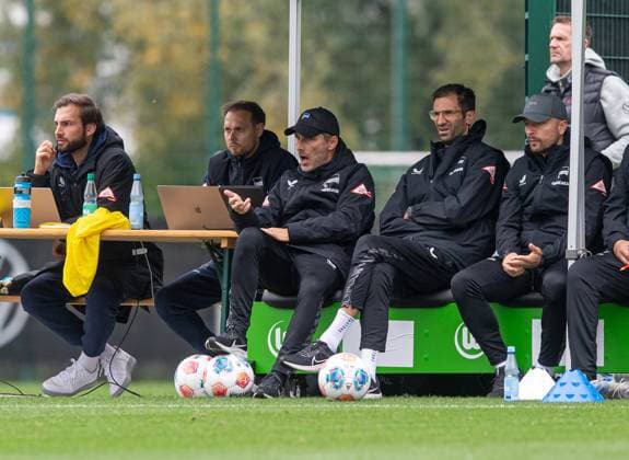 Soccer, Men, Season 2025 26, Test match, VfL Wolfsburg Hertha BSC, f l Coach Stefan Leitl Hertha BSC , Co Coach Andre Mijatovic Hertha BSC , Patrick Ebert Standard Coach, Hertha BSC on the bench, 08 10 2025, Copyright: xSebastianxRäppold MatthiasxKochx