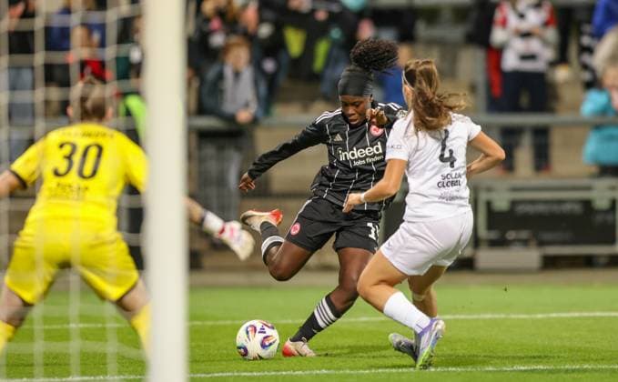 DEU, Frankfurt, Eintracht Frankfurt vs 1 FC Slovacko, UEFA Womenʼs Europa Cup, UEFA, Season 2526, Stadion am Bretanobad, Playoffs, First leg in the picture from l n r Nicole Anyomi Eintracht Frankfurt 19 , Terezie Ohlidalova 1 FC Slovacko 4 DFB DFL REGULATIONS PROHIBIT ANY USE OF PHOTOGRAPHS AS IMAGE SEQUENCES AND OR QUASI VIDEO, 08 10 2025 Copyright: HMBxMedia HendrikxHamelau