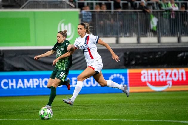 Svenja Huth VfL Wolfsburg, 10 in duel with Eva Gaetino Paris Saint Germain, 19 , GER, VfL Wolfsburg WOB vs Paris Saint Germain PSG , Football Uefa Womens Champions League, League Phase, Matchday 1, Season 2025 2026, 08 10 2025 GER, VfL Wolfsburg vs Paris Saint Germain, Football Uefa Womens Champions League, League Phase, Matchday 1, Season 2025 2026, 08 10 2025 Wolfsburg Copyright: xEibner-Pressefoto Memmlerx EP_MMR