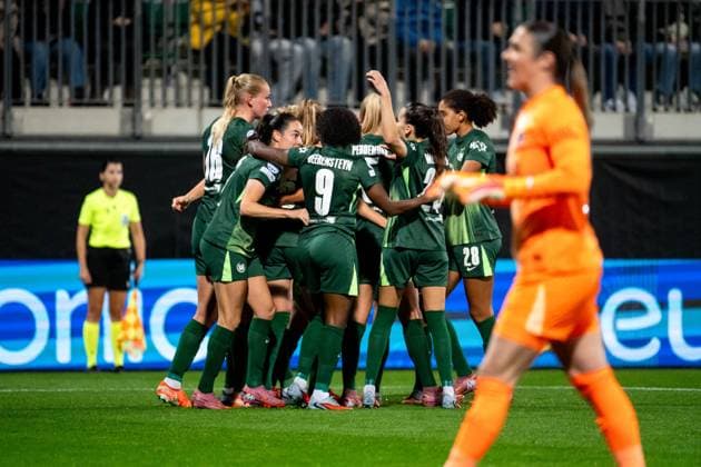 Lineth Beerensteyn VfL Wolfsburg, 09 , Joelle Wedemeyer VfL Wolfsburg, 24 , Cora Zicai VfL Wolfsburg, 28 and team celebrate the goal for 1 0 by Alexandra Popp VfL Wolfsburg, 11 , Mary Earps Paris Saint Germain, 27 aergert, GER, VfL Wolfsburg WOB vs Paris Saint Germain PSG , Football Uefa Womens Champions League, League Phase, 1 Matchday, Season 2025 2026, 08 10 2025 GER, VfL Wolfsburg vs Paris Saint Germain, Football Uefa Womens Champions League, League Phase, 1 Matchday, Season 2025 2026, 08 10 2025 Wolfsburg Copyright: xEibner-Pressefoto Memmlerx EP_MMR