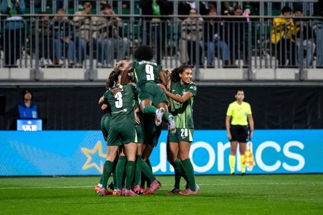 Caitlin Dijkstra VfL Wolfsburg, 03 , Lineth Beerensteyn VfL Wolfsburg, 09 , Cora Zicai VfL Wolfsburg, 28 and team celebrate the goal for 1 0 by Alexandra Popp VfL Wolfsburg, 11 , GER, VfL Wolfsburg WOB vs Paris Saint Germain PSG , Football Uefa Womens Champions League, League Phase, Matchday 1, Season 2025 2026, 08 10 2025 GER, VfL Wolfsburg vs Paris Saint Germain, Football Uefa Womens Champions League, League Phase, Matchday 1, Season 2025 2026, 08 10 2025 Wolfsburg Copyright: xEibner-Pressefoto Memmlerx EP_MMR