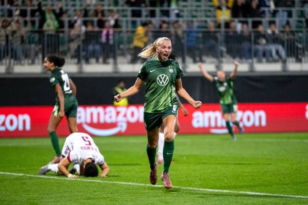 Ella Peddemors VfL Wolfsburg, 05 celebrates the goal for 2 0, Elisa de Almeida Paris Saint Germain, 05 is annoyed, GER, VfL Wolfsburg WOB vs Paris Saint Germain PSG , Football Uefa Womens Champions League, League phase, 1 matchday, 2025 2026 season, 08 10 2025 GER, VfL Wolfsburg vs Paris Saint Germain, Football Uefa Womens Champions League, League phase, 1 matchday, 2025 2026 season, 08 10 2025 Wolfsburg Copyright: xEibner-Pressefoto Memmlerx EP_MMR