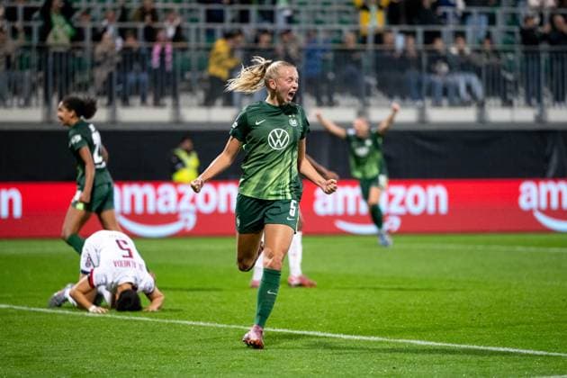 Ella Peddemors VfL Wolfsburg, 05 celebrates the goal for 2 0, Elisa de Almeida Paris Saint Germain, 05 is annoyed, GER, VfL Wolfsburg WOB vs Paris Saint Germain PSG , Football Uefa Womens Champions League, League phase, 1 matchday, 2025 2026 season, 08 10 2025 GER, VfL Wolfsburg vs Paris Saint Germain, Football Uefa Womens Champions League, League phase, 1 matchday, 2025 2026 season, 08 10 2025 Wolfsburg Copyright: xEibner-Pressefoto Memmlerx EP_MMR
