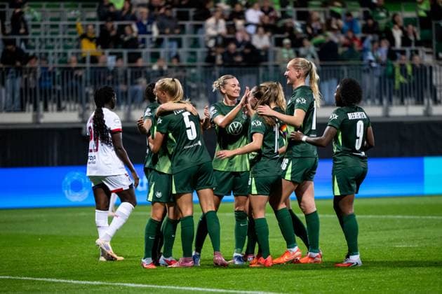 Ella Peddemors VfL Wolfsburg, 05 , Alexandra Popp VfL Wolfsburg, 11 , Janou Levels VfL Wolfsburg, 15 , Camilla Kuever VfL Wolfsburg, 16 , Lineth Beerensteyn VfL Wolfsburg, 09 and team celebrate the goal for 2 0, GER, VfL Wolfsburg WOB vs Paris Saint Germain PSG , Football Uefa Womens Champions League, League Phase, Matchday 1, Season 2025 2026, 08 10 2025 GER, VfL Wolfsburg vs Paris Saint Germain, Football Uefa Womens Champions League, League Phase, Matchday 1, Season 2025 2026, 08 10 2025 Wolfsburg Copyright: xEibner-Pressefoto Memmlerx EP_MMR