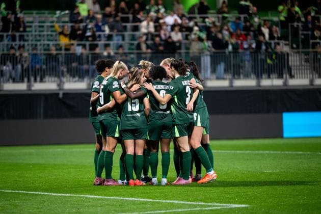 Cora Zicai VfL Wolfsburg, 28 , Ella Peddemors VfL Wolfsburg, 05 , Janou Levels VfL Wolfsburg, 15 , Lineth Beerensteyn VfL Wolfsburg, 09 , Caitlin Dijkstra VfL Wolfsburg, 03 and team celebrate the goal for 2 0, GER, VfL Wolfsburg WOB vs Paris Saint Germain PSG , Football Uefa Womens Champions League, League Phase, Matchday 1, Season 2025 2026, 08 10 2025 GER, VfL Wolfsburg vs Paris Saint Germain, Football Uefa Womens Champions League, League Phase, Matchday 1, Season 2025 2026, 08 10 2025 Wolfsburg Copyright: xEibner-Pressefoto Memmlerx EP_MMR