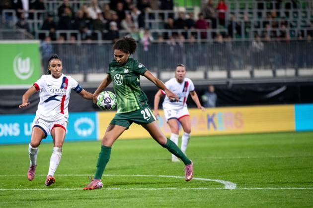 Cora Zicai VfL Wolfsburg, 28 in duel with Sakina Karchaoui Paris Saint Germain, 07 , GER, VfL Wolfsburg WOB vs Paris Saint Germain PSG , Football Uefa Womens Champions League, League Phase, 1 Matchday, Season 2025 2026, 08 10 2025 GER, VfL Wolfsburg vs Paris Saint Germain, Football Uefa Womens Champions League, League Phase, 1 Matchday, Season 2025 2026, 08 10 2025 Wolfsburg Copyright: xEibner-Pressefoto Memmlerx EP_MMR