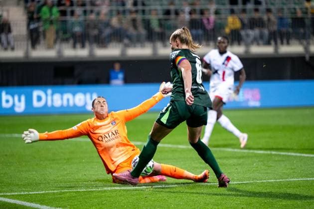 Janina Minge VfL Wolfsburg, 06 in duel with Mary Earps Paris Saint Germain, 27 , GER, VfL Wolfsburg WOB vs Paris Saint Germain PSG , Football Uefa Womens Champions League, League Phase, 1 Matchday, Season 2025 2026, 08 10 2025 GER, VfL Wolfsburg vs Paris Saint Germain, Football Uefa Womens Champions League, League Phase, 1 Matchday, Season 2025 2026, 08 10 2025 Wolfsburg Copyright: xEibner-Pressefoto Memmlerx EP_MMR