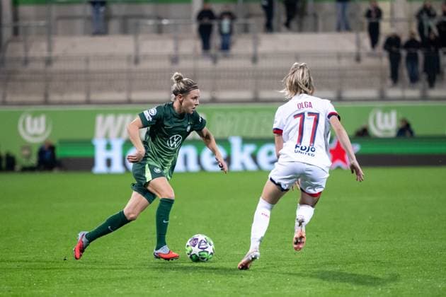 Svenja Huth VfL Wolfsburg, 10 in duel with Olga Carmona Paris Saint Germain, 77 , GER, VfL Wolfsburg WOB vs Paris Saint Germain PSG , Football Uefa Womens Champions League, League Phase, Matchday 1, Season 2025 2026, 08 10 2025 GER, VfL Wolfsburg vs Paris Saint Germain, Football Uefa Womens Champions League, League Phase, Matchday 1, Season 2025 2026, 08 10 2025 Wolfsburg Copyright: xEibner-Pressefoto Memmlerx EP_MMR