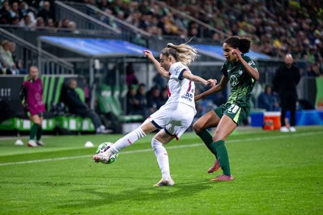 Olga Carmona Paris Saint Germain, 77 in duel with Cora Zicai VfL Wolfsburg, 28 , GER, VfL Wolfsburg WOB vs Paris Saint Germain PSG , Football Uefa Womens Champions League, League Phase, Matchday 1, Season 2025 2026, 08 10 2025 GER, VfL Wolfsburg vs Paris Saint Germain, Football Uefa Womens Champions League, League Phase, Matchday 1, Season 2025 2026, 08 10 2025 Wolfsburg Copyright: xEibner-Pressefoto Memmlerx EP_MMR