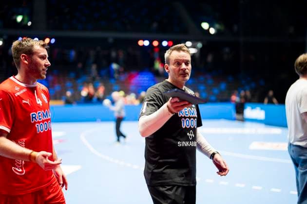 Handball, Champions League Kolstad Aalborg 26 35 Trondheim, Norway 20251008 Kolstads coach Christian Berge and Kolstads Vetle Eck Aga after the Champions League handball match between Kolstad and Aalborg in Trondheim Spektrum Photo Ole Martin Wold NTB Trondheim Norway EDITORIAL USE ONLY RESTRICTED USE FOR BETTING COMPANIES Copyright: xOlexMartinxWoldx xNTBx