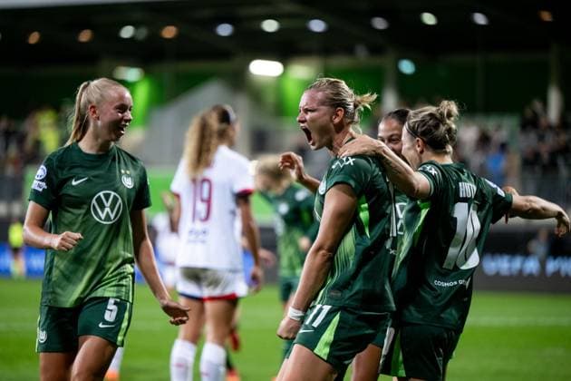 Alexandra Popp VfL Wolfsburg, 11 , Svenja Huth VfL Wolfsburg, 10 , Ella Peddemors VfL Wolfsburg, 05 ubeln ueber das Tor zum 3 0, GER, VfL Wolfsburg WOB vs Paris Saint Germain PSG , Football Uefa Womens Champions League, League phase, 1 matchday, 2025 2026 season, 08 10 2025 GER, VfL Wolfsburg vs Paris Saint Germain, Football Uefa Womens Champions League, League phase, 1 matchday, 2025 2026 season, 08 10 2025 Wolfsburg Copyright: xEibner-Pressefoto Memmlerx EP_MMR