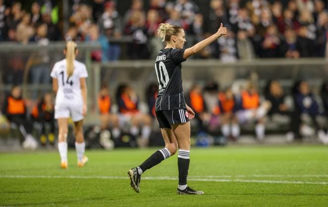 DEU, Frankfurt, Eintracht Frankfurt vs 1 FC Slovacko, UEFA Womenʼs Europa Cup, UEFA, season 2526, Stadion am Bretanobad, playoffs, first leg in picture Laura Freigang Eintracht Frankfurt 10 , thumbs up DFB DFL REGULATIONS PROHIBIT ANY USE OF PHOTOGRAPHS AS IMAGE SEQUENCES AND OR QUASI VIDEO, 08 10 2025 Copyright: HMBxMedia HendrikxHamelau
