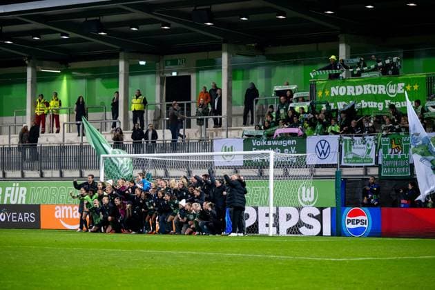 Team photo VfL Wolfsburg in front of the fans, GER, VfL Wolfsburg WOB vs Paris Saint Germain PSG , Football Uefa Womens Champions League, league phase, 1 matchday, season 2025 2026, 08 10 2025 GER, VfL Wolfsburg vs Paris Saint Germain, Football Uefa Womens Champions League, league phase, 1 matchday, season 2025 2026, 08 10 2025 Wolfsburg Copyright: xEibner-Pressefoto Memmlerx EP_MMR