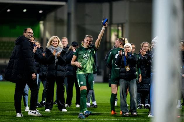 Alexandra Popp VfL Wolfsburg, 11 celebrates the victory with the Player of the Match Award, next to her Lena Lattwein VfL Wolfsburg, 08 , Dirk Zilles VfL Wolfsburg, press spokesman , GER, VfL Wolfsburg WOB vs Paris Saint Germain PSG , Football Uefa Womens Champions League, League Phase, 1 Matchday, Season 2025 2026, 08 10 2025 GER, VfL Wolfsburg vs Paris Saint Germain, Football Uefa Womens Champions League, League Phase, 1 Matchday, Season 2025 2026, 08 10 2025 Wolfsburg Copyright: xEibner-Pressefoto Memmlerx EP_MMR