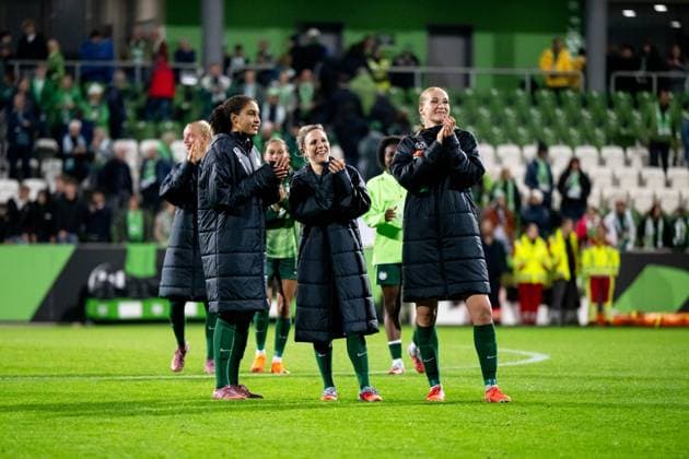Cora Zicai VfL Wolfsburg, 28 , Svenja Huth VfL Wolfsburg, 10 , Camilla Kuever VfL Wolfsburg, 16 and team celebrate the victory and thank the fans, GER, VfL Wolfsburg WOB vs Paris Saint Germain PSG , Football Uefa Womens Champions League, League Phase, Matchday 1, Season 2025 2026, 08 10 2025 GER, VfL Wolfsburg vs Paris Saint Germain, Football Uefa Womens Champions League, League Phase, Matchday 1, Season 2025 2026, 08 10 2025 Wolfsburg Copyright: xEibner-Pressefoto Memmlerx EP_MMR