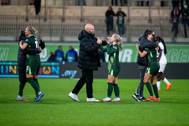 Stephan Lerch VfL Wolfsburg, Coach , Thea Bjelde VfL Wolfsburg, 02 clap happily and cheer about the victory, GER, VfL Wolfsburg WOB vs Paris Saint Germain PSG , Football Uefa Womens Champions League, League phase, 1 matchday, 2025 2026 season, 08 10 2025 GER, VfL Wolfsburg vs Paris Saint Germain, Football Uefa Womens Champions League, League phase, 1 matchday, 2025 2026 season, 08 10 2025 Wolfsburg Copyright: xEibner-Pressefoto Memmlerx EP_MMR
