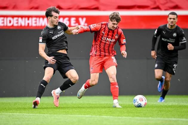 Heidenheim, Deutschland, 09.10.25: Reno Münz (SpVgg Greuther Fürth) und Yannik Wagner (1. FC Heidenheim 1846) im Zweikampf waehrend des Freundschaftsspiel zwischen dem 1.FC Heidenheim vs SpVgg Greuther Fürth im Voith Arena am 09. Oktober 2025 in Heidenheim, Deutschland. (Foto von Harry Langer DeFodi Images) Voth Arena, Germany, 09.10.25: Reno Münz (SpVgg Greuther Fürth) und Yannik Wagner (1. FC Heidenheim 1846) battle for the ball during the Friendly match between 1.FC Heidenheim vs SpVgg Greuther Fürth at Heidenheim on October 9, 2025 in Voth Arena, Germany. (Photo by Harry Langer DeFodi Images) DFB DFL REGULATIONS PROHIBIT ANY USE OF PHOTOGRAPHS AS IMAGE SEQUENCES AND OR QUASI-VIDEO. (Photo by Harry Langer DeFodi Images) DFB DFL REGULATIONS PROHIBIT ANY USE OF PHOTOGRAPHS AS IMAGE SEQUENCES AND OR QUASI-VIDEO. Heidenheim, Germany, 09 10 25 Reno Münz SpVgg Greuther Fürth and Yannik Wagner 1 FC Heidenheim 1846 battle for the ball during the Friendly match between 1 FC Heidenheim vs SpVgg Greuther Fürth at the Voith Arena on October 09, 2025 in Heidenheim, Germany Photo by Harry Langer DeFodi Images Voth Arena, Germany, 09 10 25 Reno Münz SpVgg Greuther Fürth and Yannik Wagner 1 FC Heidenheim 1846 battle for the ball during the Friendly match between 1 FC Heidenheim vs SpVgg Greuther Fürth at Heidenheim on October 9, 2025 in Voth Arena, Germany Photo by Harry Langer DeFodi Images DFB DFL REGULATIONS PROHIBIT ANY USE OF PHOTOGRAPHS AS IMAGE SEQUENCES AND OR QUASI VIDEO Photo by Harry Langer DeFodi Images DFB DFL REGULATIONS PROHIBIT ANY USE OF PHOTOGRAPHS AS IMAGE SEQUENCES AND OR QUASI VIDEO