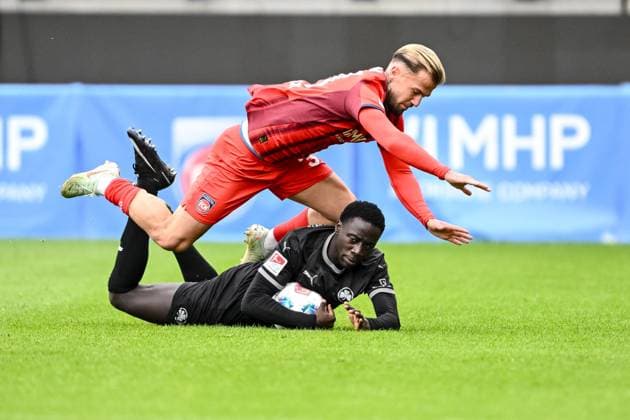 Heidenheim, Deutschland, 09.10.25: Omar Sillah (SpVgg Greuther Fürth) und Niklas Dorsch (1. FC Heidenheim 1846) im Zweikampf waehrend des Freundschaftsspiel zwischen dem 1.FC Heidenheim vs SpVgg Greuther Fürth im Voith Arena am 09. Oktober 2025 in Heidenheim, Deutschland. (Foto von Harry Langer DeFodi Images) Voth Arena, Germany, 09.10.25: Omar Sillah (SpVgg Greuther Fürth) und Niklas Dorsch (1. FC Heidenheim 1846) battle for the ball during the Friendly match between 1.FC Heidenheim vs SpVgg Greuther Fürth at Heidenheim on October 9, 2025 in Voth Arena, Germany. (Photo by Harry Langer DeFodi Images) DFB DFL REGULATIONS PROHIBIT ANY USE OF PHOTOGRAPHS AS IMAGE SEQUENCES AND OR QUASI-VIDEO. (Photo by Harry Langer DeFodi Images) DFB DFL REGULATIONS PROHIBIT ANY USE OF PHOTOGRAPHS AS IMAGE SEQUENCES AND OR QUASI-VIDEO. Heidenheim, Germany, 09 10 25 Omar Sillah SpVgg Greuther Fürth and Niklas Dorsch 1 FC Heidenheim 1846 in a duel during the friendly match between 1 FC Heidenheim vs SpVgg Greuther Fürth at Voith Arena on October 09, 2025 in Heidenheim, Germany Photo by Harry Langer DeFodi Images Voth Arena, Germany, 09 10 25 Omar Sillah SpVgg Greuther Fürth and Niklas Dorsch 1 FC Heidenheim 1846 battle for the ball during the Friendly match between 1 FC Heidenheim vs SpVgg Greuther Fürth at Heidenheim on October 9, 2025 in Voth Arena, Germany Photo by Harry Langer DeFodi Images DFB DFL REGULATIONS PROHIBIT ANY USE OF PHOTOGRAPHS AS IMAGE SEQUENCES AND OR QUASI VIDEO Photo by Harry Langer DeFodi Images DFB DFL REGULATIONS PROHIBIT ANY USE OF PHOTOGRAPHS AS IMAGE SEQUENCES AND OR QUASI VIDEO
