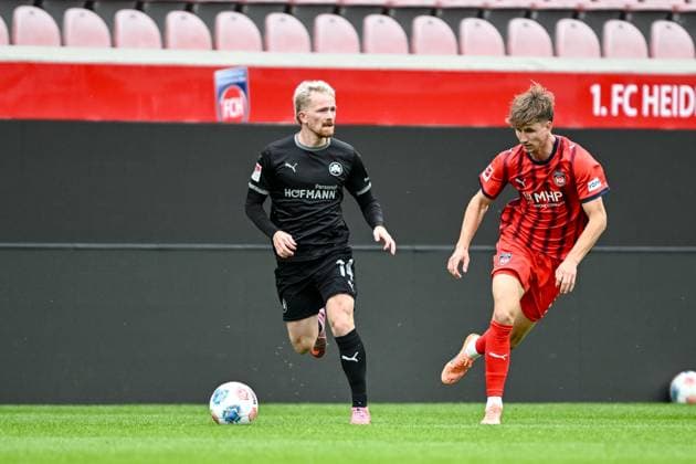 Heidenheim, Deutschland, 09.10.25: Jomaine Consbruch (SpVgg Greuther Fürth) und Jan Schöppner (1. FC Heidenheim 1846) im Zweikampf waehrend des Freundschaftsspiel zwischen dem 1.FC Heidenheim vs SpVgg Greuther Fürth im Voith Arena am 09. Oktober 2025 in Heidenheim, Deutschland. (Foto von Harry Langer DeFodi Images) Voth Arena, Germany, 09.10.25: Jomaine Consbruch (SpVgg Greuther Fürth) und Jan Schöppner (1. FC Heidenheim 1846) battle for the ball during the Friendly match between 1.FC Heidenheim vs SpVgg Greuther Fürth at Heidenheim on October 9, 2025 in Voth Arena, Germany. (Photo by Harry Langer DeFodi Images) DFB DFL REGULATIONS PROHIBIT ANY USE OF PHOTOGRAPHS AS IMAGE SEQUENCES AND OR QUASI-VIDEO. (Photo by Harry Langer DeFodi Images) DFB DFL REGULATIONS PROHIBIT ANY USE OF PHOTOGRAPHS AS IMAGE SEQUENCES AND OR QUASI-VIDEO. Heidenheim, Germany, 09 10 25 Jomaine Consbruch SpVgg Greuther Fürth and Jan Schöppner 1 FC Heidenheim 1846 in a duel during the friendly match between 1 FC Heidenheim vs SpVgg Greuther Fürth at Voith Arena on October 09, 2025 in Heidenheim, Germany Photo by Harry Langer DeFodi Images Voth Arena, Germany, 09 10 25 Jomaine Consbruch SpVgg Greuther Fürth and Jan Schöppner 1 FC Heidenheim 1846 battle for the ball during the Friendly match between 1 FC Heidenheim vs SpVgg Greuther Fürth at Heidenheim on October 9, 2025 in Voth Arena, Germany Photo by Harry Langer DeFodi Images DFB DFL REGULATIONS PROHIBIT ANY USE OF PHOTOGRAPHS AS IMAGE SEQUENCES AND OR QUASI VIDEO Photo by Harry Langer DeFodi Images DFB DFL REGULATIONS PROHIBIT ANY USE OF PHOTOGRAPHS AS IMAGE SEQUENCES AND OR QUASI VIDEO
