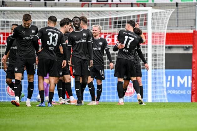 Heidenheim, Deutschland, 09.10.25: Lukas Reich (SpVgg Greuther Fürth) Torjubel, jubelt mit seiner Mannschaft nach treffer zum 0:1 waehrend des Freundschaftsspiel zwischen dem 1.FC Heidenheim vs SpVgg Greuther Fürth im Voith Arena am 09. Oktober 2025 in Heidenheim, Deutschland. (Foto von Harry Langer DeFodi Images) Voth Arena, Germany, 09.10.25: Lukas Reich (SpVgg Greuther Fürth) celebrates after scoring his team s first goal with teammates during the Friendly match between 1.FC Heidenheim vs SpVgg Greuther Fürth at Heidenheim on October 9, 2025 in Voth Arena, Germany. (Photo by Harry Langer DeFodi Images) DFB DFL REGULATIONS PROHIBIT ANY USE OF PHOTOGRAPHS AS IMAGE SEQUENCES AND OR QUASI-VIDEO. (Photo by Harry Langer DeFodi Images) DFB DFL REGULATIONS PROHIBIT ANY USE OF PHOTOGRAPHS AS IMAGE SEQUENCES AND OR QUASI-VIDEO. Heidenheim, Germany, 09 10 25 Lukas Reich SpVgg Greuther Fürth celebrates after scoring his team s first goal with teammates during the Friendly match between 1 FC Heidenheim vs SpVgg Greuther Fürth at Voith Arena on October 09, 2025 in Heidenheim, Germany Photo by Harry Langer DeFodi Images Voth Arena, Germany, 09 10 25 Lukas Reich SpVgg Greuther Fürth celebrates after scoring his team s first goal with teammates during the Friendly match between 1 FC Heidenheim vs SpVgg Greuther Fürth at Heidenheim on October 9, 2025 in Voth Arena, Germany Photo by Harry Langer DeFodi Images DFB DFL REGULATIONS PROHIBIT ANY USE OF PHOTOGRAPHS AS IMAGE SEQUENCES AND OR QUASI VIDEO Photo by Harry Langer DeFodi Images DFB DFL REGULATIONS PROHIBIT ANY USE OF PHOTOGRAPHS AS IMAGE SEQUENCES AND OR QUASI VIDEO