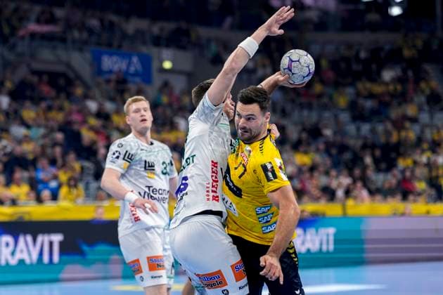 v li Oskar Sunnefeldt Göppingen, 27 , Dani Baijens RNL, 77 , duel, duel, tackle, tackling, dynamics, action, action, 09 10 2025, Mannheim Germany , Handball, Bundesliga, Rhein Neckar Löwen Frisch Auf Göppingen xozx