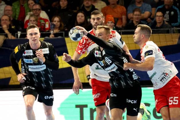 DEU, EHF Champions League, Fuechse Berlin vs DINAMO BUCURESTI, 09 10 2025, Max Schmeling Halle, Berlin, DEU, EHF Champions League, Fuechse Berlin vs DINAMO BUCURESTI, in the picture Mathias Gidsel Fuechse Berlin 19 , Vujovic, BRANKO DINAMO BUCURESTI 2 , Akimenko, ANDRII DINAMO BUCURESTI 55 nordphotoxGmbHx xEngler nph00076