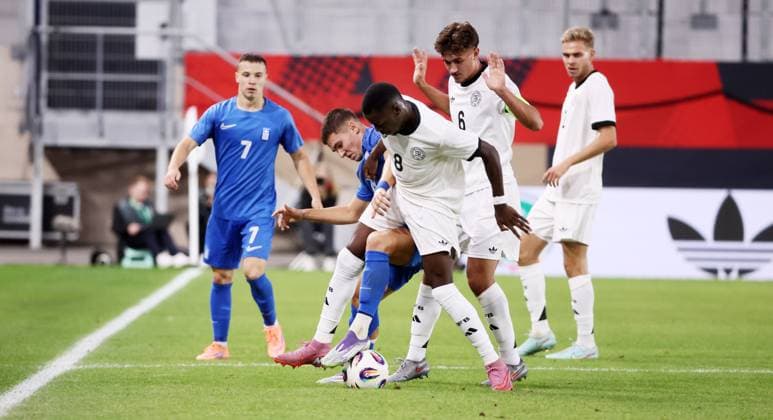 Germany Greece U21 European Championship Qualification Jena, 10 10 2025, Ernst Abbe Sportfeld, Fußball, Länderspiel , U 21 Junioren EM Qualifikation , Germany vs Greece , In the picture from the front Noel Aseko 8, Germany , Dimitrios Kaloskamis 10, Greece , Tom Bischof 6, Germany , For editorial use only DFB UEFA regulations prohibit any use of photographs as image sequences and or quasi video , Picture Point