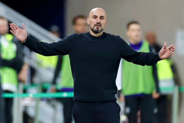 Bundestrainer Antonio Di Salvo (Germany) gestikuliert, UEFA Under21 Championship 2027 - Qualification Group F, Germany U21, U 21 vs Greece U21, ad hoc arena im Ernst-Abbe Sportfeld am 10. October 2025 in Jena, Deutschland. (Foto von Marco Steinbrenner DeFodi Images) Bundestrainer Antonio Di Salvo (Germany) gestures, UEFA Under21 Championship 2027 - Qualification Group F, Germany U21 vs Greece U21, ad hoc arena im Ernst-Abbe Sportfeld, October 10, 2025 in Jena, Germany. (Photo by Marco Steinbrenner DeFodi Images) Germany coach Antonio Di Salvo Germany gestures, UEFA Under21 Championship 2027 Qualification Group F, Germany U21 vs Greece U21, ad hoc arena at Ernst Abbe Sportfeld on October 10, 2025 in Jena, Germany Photo by Marco Steinbrenner DeFodi Images Germany coach Antonio Di Salvo Germany gestures, UEFA Under21 Championship 2027 Qualification Group F, Germany U21 vs Greece U21, ad hoc arena at Ernst Abbe Sportfeld, October 10, 2025 in Jena, Germany Photo by Marco Steinbrenner DeFodi Images