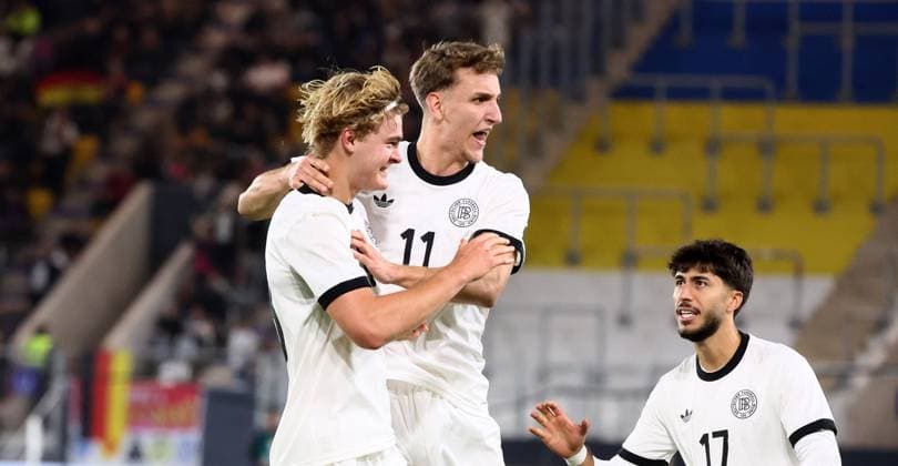 Germany Greece U21 European Championship Qualification Jena, 10 10 2025, Ernst Abbe Sportfeld, Soccer, International , U 21 Junior European Championship Qualification , Germany vs Greece , In the picture Goal for Germany Tom Alexander Rothe 13, Germany scores with his head to 2 2 and cheers with his teammates Tom Alexander Rothe 13, Germany , Muhammed Damar 17, Germany , For journalistic use only DFB UEFA regulations prohibit any use of photographs as image sequences and or quasi video , Picture Point