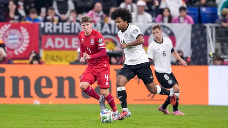 v li Florian Bohnert Luxembourg, 4 , Karim Adeyemi Germany, 14 , Action, Action, Game scene, 10 10 2025, Sinsheim Germany , Soccer, World Cup Qualification, Germany Luxembourg, THE EVENT REGULATIONS PROHIBIT ANY USE OF PHOTOGRAPHS AS IMAGE SEQUENCES AND OR QUASI VIDEOS xozx