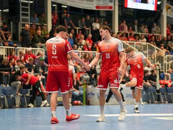 High-five from teammates Tom Wolf TuSEM Essen, 26 and Valentin Willner TuSEM Essen, 05 TuSEM Essen vs TV Grosswallstadt, Handball, 2 Bundesliga, Matchday 7, Season 2025 2026, 10 10 2025 TuSEM Essen vs TV Grosswallstadt, Handball, 2 Bundesliga, Matchday 7, Season 2025 2026, 10 10 2025 Essen Copyright: xEibner-Pressefoto DamianxKruczynx EP_DKI