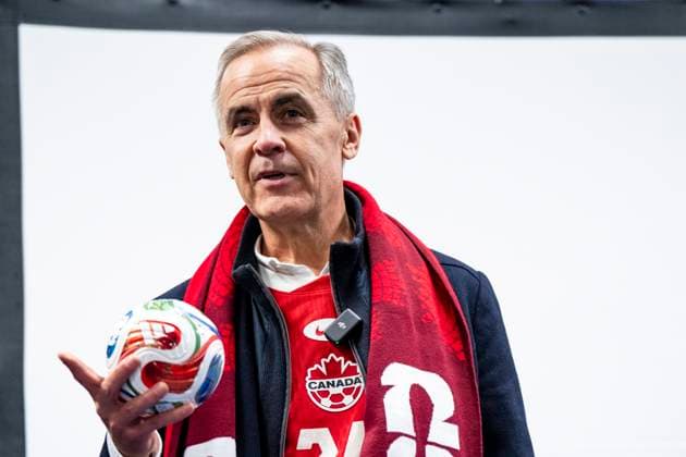 October 10, 2025, Montreal, Pq, CANADA: Prime Minister Mark Carney speaks to Canada players following International Friendly, Länderspiel, Nationalmannschaft soccer action between Canada and Australia, in Montreal, on Friday, October 10, 2025. Canada News - October 10, 2025 - ZUMAc35_ 20251010_zaf_c35_132 Copyright: xChristopherxKatsarovx
