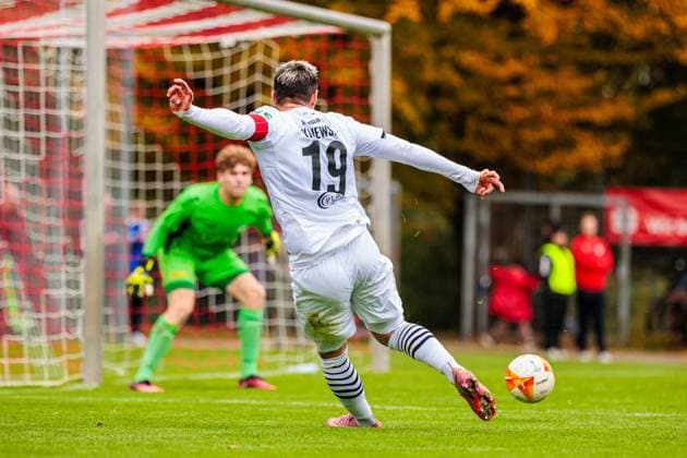 Niko Kijewski SC Verl, 19 GER, VfL Theesen vs SC Verl, Football, Westfalenpokal, Achteilfinale, Spielzeit 2025 2026, 11 10 2025 DFL Regulations prohibit any use of photographers as image sequences and or quasi video GER, VfL Theesen vs SC Verl, Football, Westfalenpokal, Achteilfinale, Spielzeit 2025 2026, 11 10 2025 Bielefeld Copyright: xEibner-Pressefoto JanxRollingerx EP_JSK