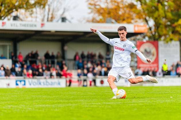 Almin Mesanovic SC Verl, 17 in free kick GER, VfL Theesen vs SC Verl, Football, Westfalenpokal, Achteilfinale, Spielzeit 2025 2026, 11 10 2025 DFL Regulations prohibit any use of photographers as image sequences and or quasi video GER, VfL Theesen vs SC Verl, Football, Westfalenpokal, Achteilfinale, Spielzeit 2025 2026, 11 10 2025 Bielefeld Copyright: xEibner-Pressefoto JanxRollingerx EP_JSK