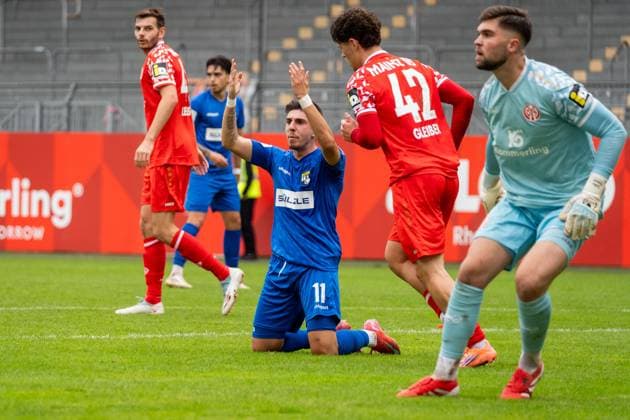 Game scene, cropped image, emotion, gesture, gesture Pedro Almeida Morais TSG Balingen, 11 , GER, 1 FSV Mainz 05 II vs TSG Balingen, Football, Regionalliga Suedwest, Matchday 12, Season 2025 2026, 11 10 2025, DFB REGULATIONS PROHIBIT ANY USE OF PHOTOGRAPHS AS IMAGE SEQUENCES AND OR QUASI VIDEO, GER, 1 FSV Mainz 05 II vs TSG Balingen, Football, Regionalliga Suedwest, Matchday 12, Season 2025 2026, 11 10 2025 Mainz Copyright: xEibner-Pressefoto Jan-NiclasxGrox EP_JGG