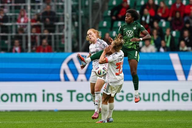 Lineth Beerensteyn VfL Wolfsburg,9 vs Stine Ballisager l ,Bayern Munich,3 and Georgia Stanway Bayern Munich,31 Google Pixel Womens Bundesliga Season 2025 2026 VfL Wolfsburg vs FC Bayern Munich at the Volkswagen Arena in Wolfsburg Action,Soccer,Woman,Women,Ladies,Germany,11 10 2025